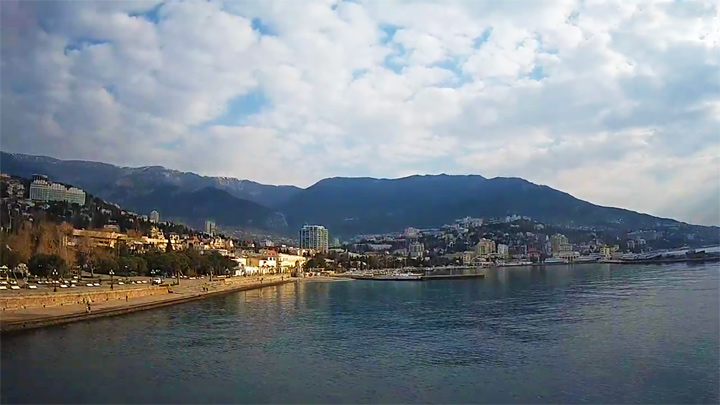Онлайн веб-камера откуда открывается вид на набержную Ялты, Крым (Ялта, Россия)